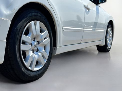 Used 2010 Nissan Altima 2.5 S FWD image 13