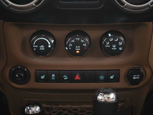 Used 2015 Jeep Wrangler Unlimited Sahara w/ Connectivity Group AWD/4WD image 16