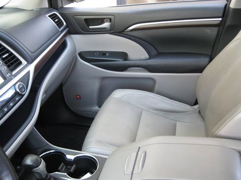 Used 2015 Toyota Highlander Limited Platinum image 24