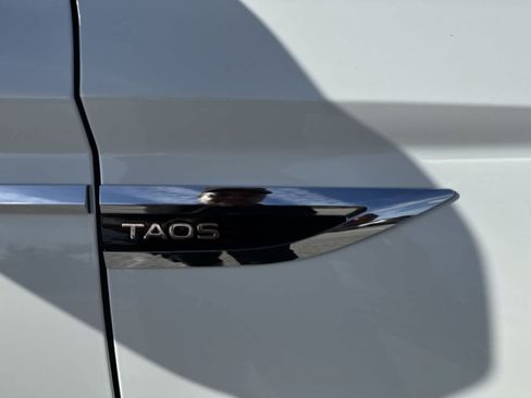 Certified 2024 Volkswagen Taos SE w/ Panoramic Sunroof Package FWD image 11