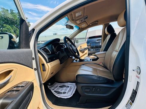 Used 2017 Kia Sedona LX w/ LX Essentials Premium Package FWD image 12