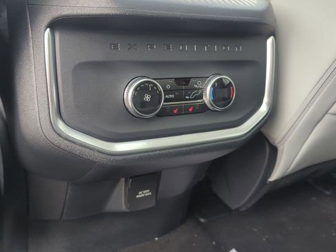 Used 2025 Ford Expedition Platinum image 21