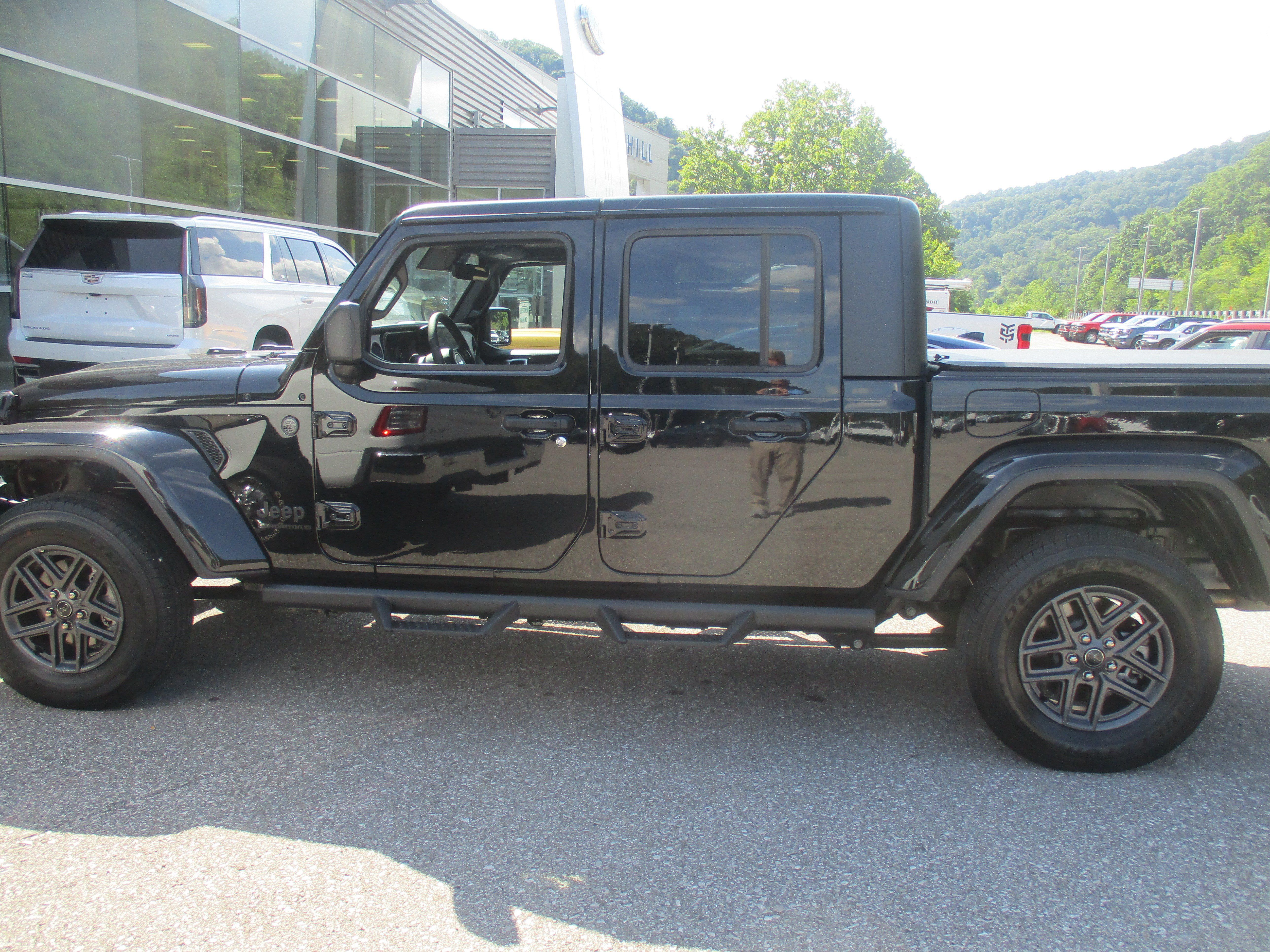Used 2025 Jeep Gladiator Sport AWD/4WD image 7