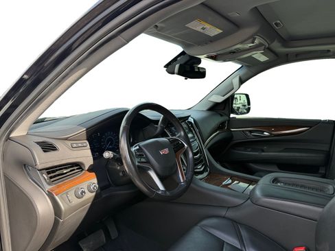 Used 2019 Cadillac Escalade Luxury w/ Escalade Sport Edition AWD/4WD image 9