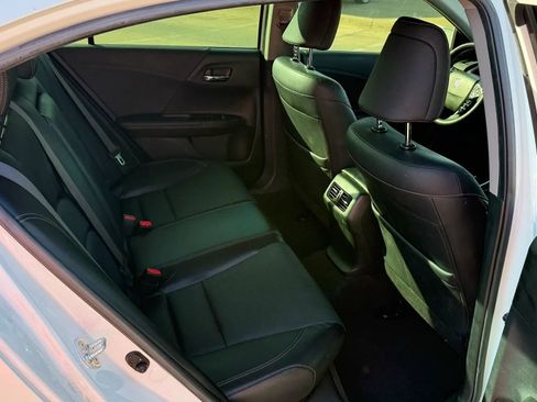 Used 2017 Honda Accord Touring image 12