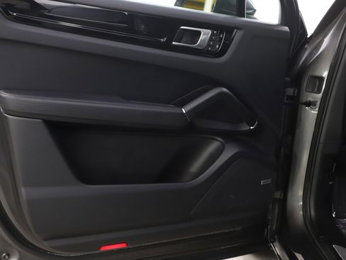 Used 2021 Porsche Cayenne w/ Premium Package Plus image 20