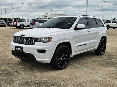 Used 2020 Jeep Grand Cherokee Altitude AWD/4WD image 8