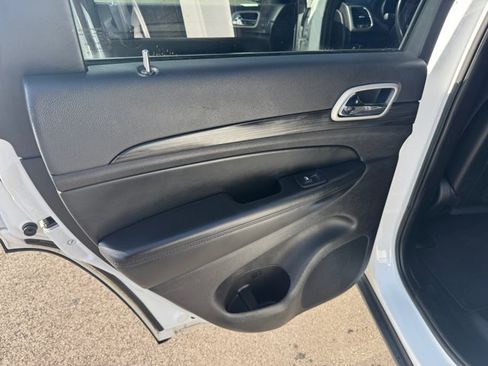 Used 2020 Jeep Grand Cherokee Laredo AWD/4WD image 21