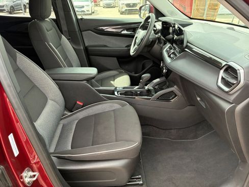 Used 2025 Chevrolet TrailBlazer LT FWD image 29