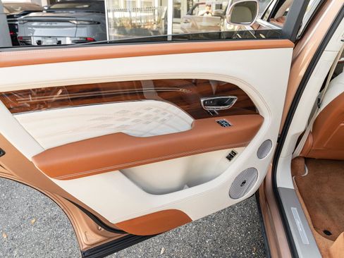Used 2023 Bentley Bentayga Extended Wheelbase image 50