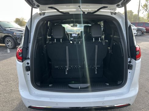 New 2026 Chrysler Pacifica Select image 10