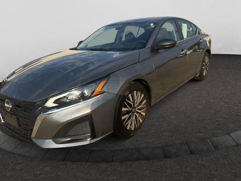 Used 2025 Nissan Altima 2.5 SV FWD image 1