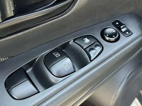 Used 2019 Nissan Kicks S FWD image 29