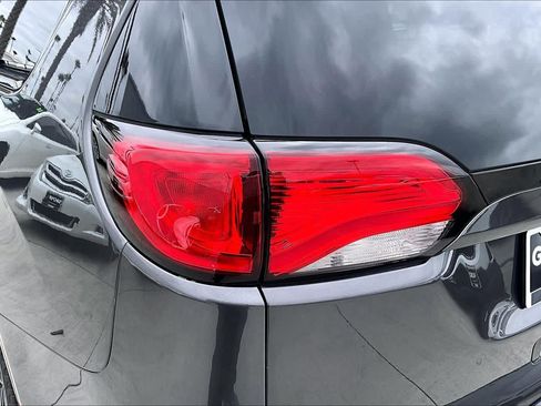 Used 2018 Chrysler Pacifica Limited w/ S Appearance Package FWD image 28