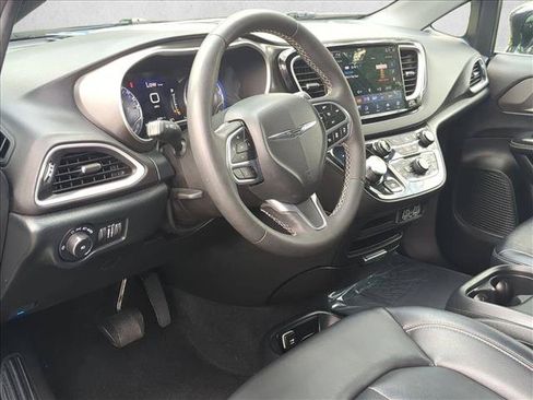 Used 2025 Chrysler Pacifica Select FWD image 10