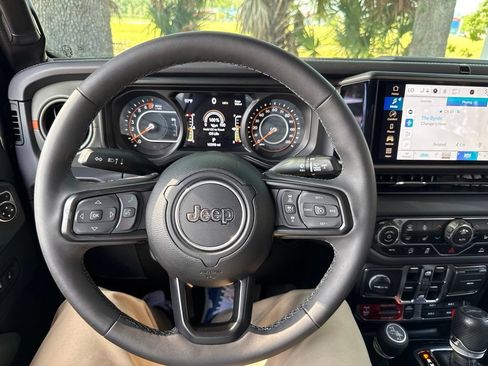 Used 2025 Jeep Gladiator Mojave w/ Convenience Group AWD/4WD image 29