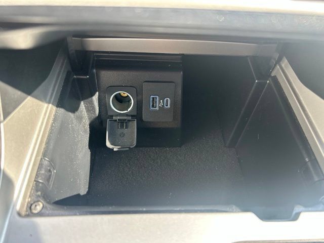 Used 2023 Ford Explorer XLT AWD/4WD image 37