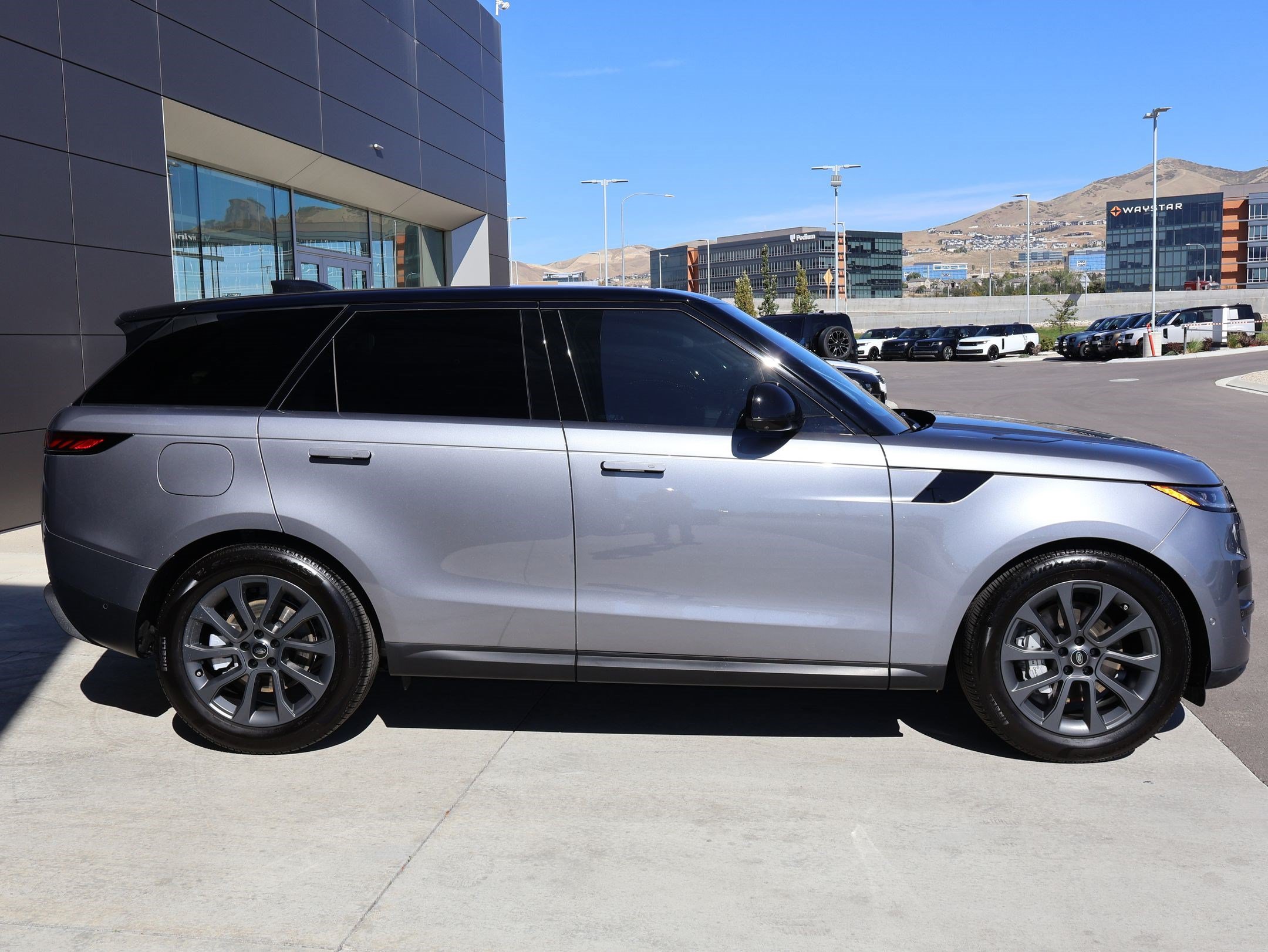 Used 2025 Land Rover Range Rover Sport SE AWD/4WD image 5