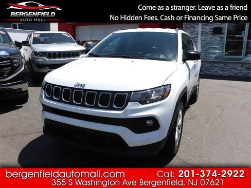 Used 2024 Jeep Compass Latitude AWD/4WD image 1