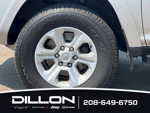Used 2022 Toyota 4Runner SR5 AWD/4WD image 27