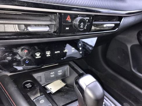 Certified 2025 Nissan Kicks SR FWD image 18