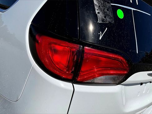 Used 2019 Chrysler Pacifica L image 20