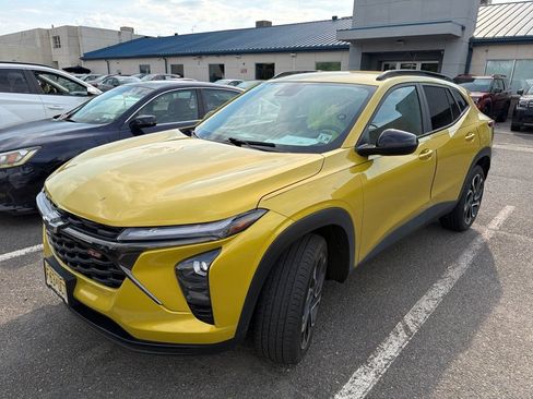Used 2024 Chevrolet Trax RS FWD image 2