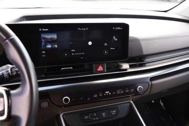 Used 2025 Kia Carnival FWD image 16