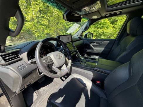 Used 2023 Lexus LX 600 4WD w/ Luxury Package image 13