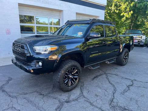 Used 2018 Toyota Tacoma TRD Sport AWD/4WD image 3
