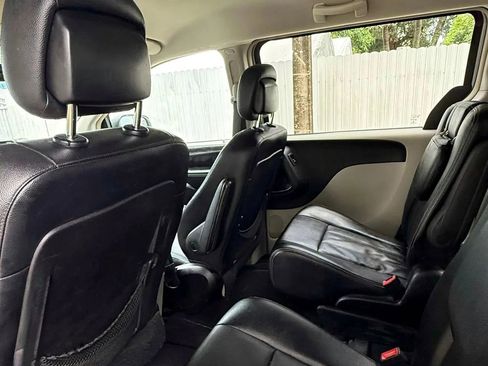 Used 2016 Chrysler Town & Country Touring image 15