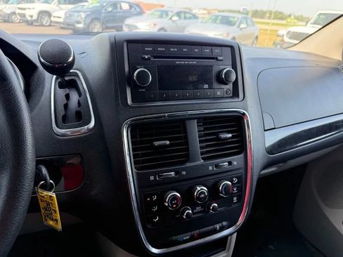 Used 2017 Dodge Grand Caravan SE FWD image 15