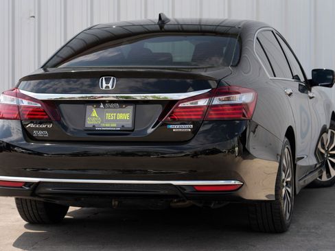 Used 2017 Honda Accord Touring image 4