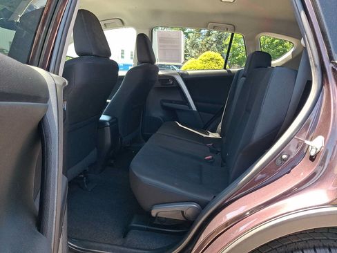 Used 2017 Toyota RAV4 LE AWD/4WD image 10