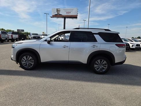 Used 2025 Nissan Pathfinder SV FWD image 4