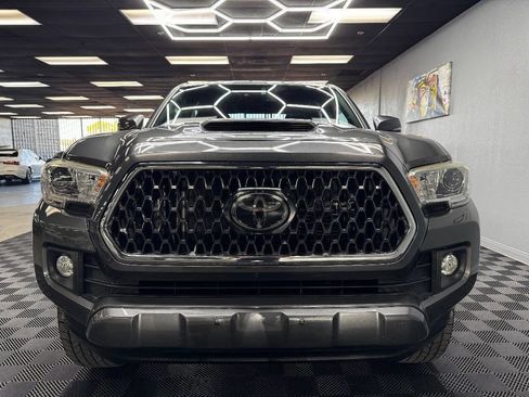 Used 2018 Toyota Tacoma TRD Sport AWD/4WD image 3