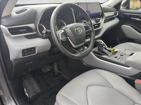 Certified 2023 Toyota Highlander XLE image 10