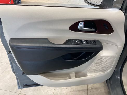 Used 2020 Chrysler Pacifica Limited image 20
