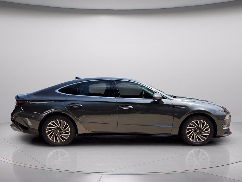 Used 2025 Hyundai Sonata SEL FWD image 8