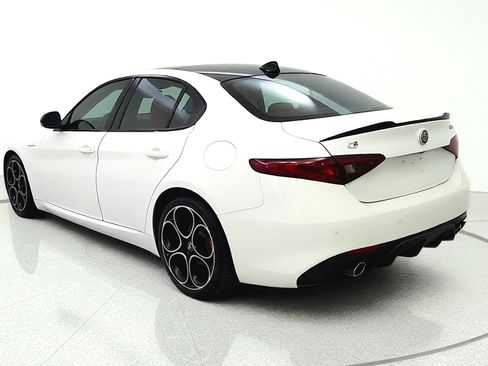 Used 2023 Alfa Romeo Giulia Veloce RWD image 5