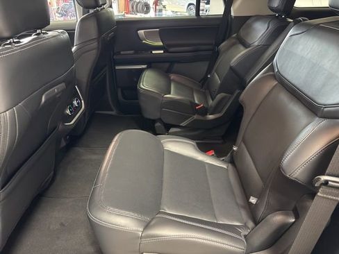 Used 2025 Ford Expedition Platinum AWD/4WD image 4