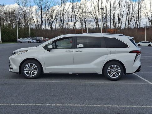 New 2026 Toyota Sienna Limited image 9
