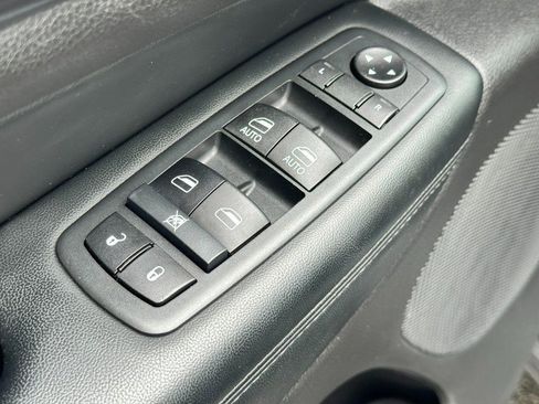 Used 2020 Jeep Grand Cherokee Altitude AWD/4WD image 23