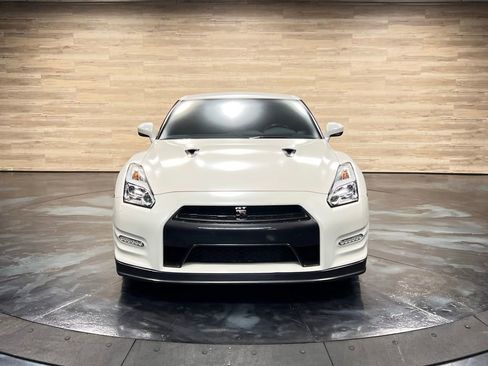 Used 2016 Nissan GT-R Premium image 9