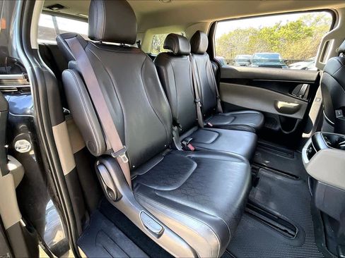 Used 2025 Kia Carnival image 17