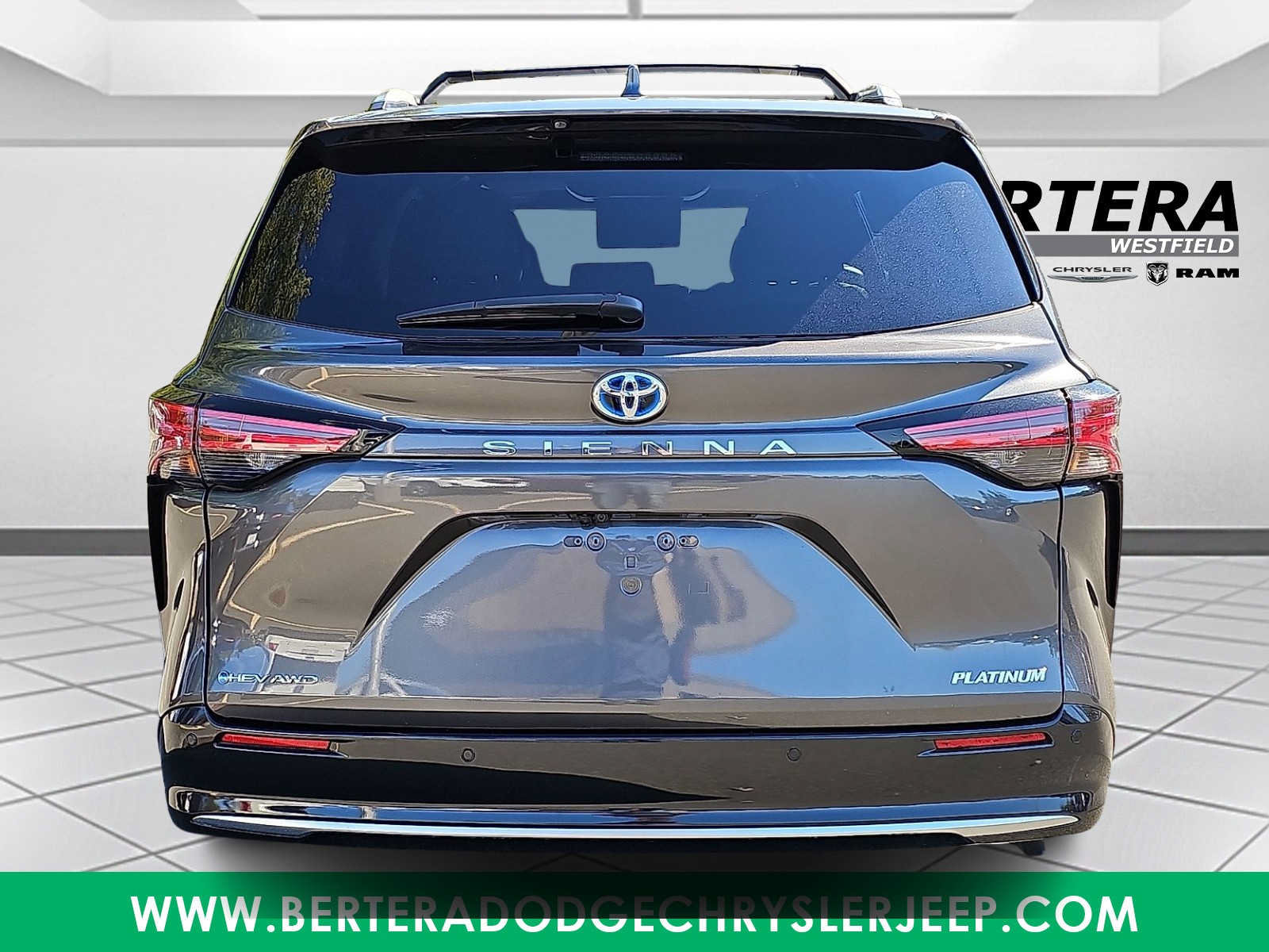 Used 2025 Toyota Sienna Platinum AWD/4WD image 5