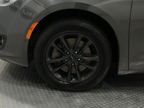 Used 2020 Chrysler Pacifica Touring-L w/ Advanced Safetytec Group image 37