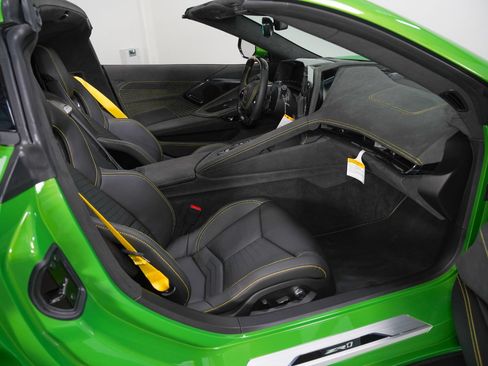 Used 2026 Chevrolet Corvette ZR1 w/ ZR1 Carbon Fiber Aero Package RWD image 2