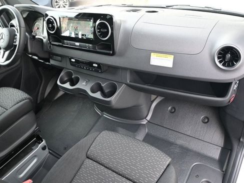 Used 2022 Mercedes-Benz Sprinter 2500 image 10