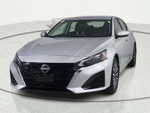 Used 2023 Nissan Altima 2.5 SV FWD image 2